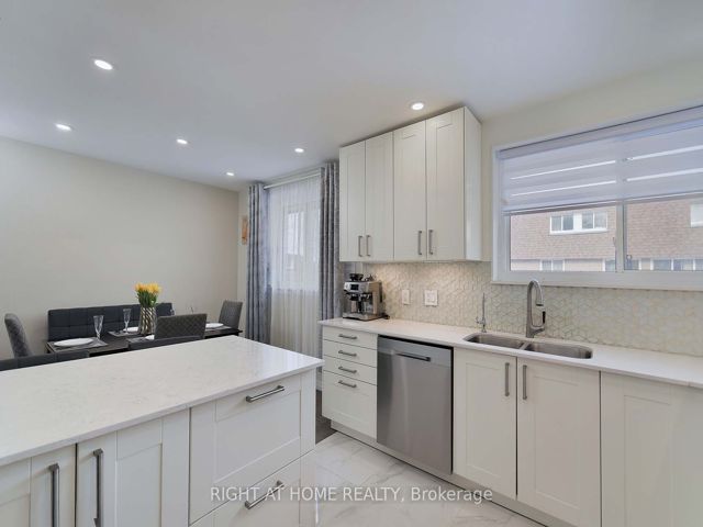 888 - 34 Tandridge Cres