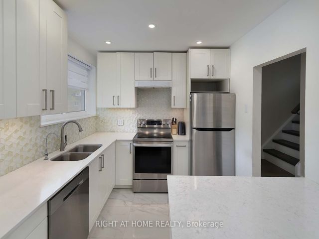 888 - 34 Tandridge Cres