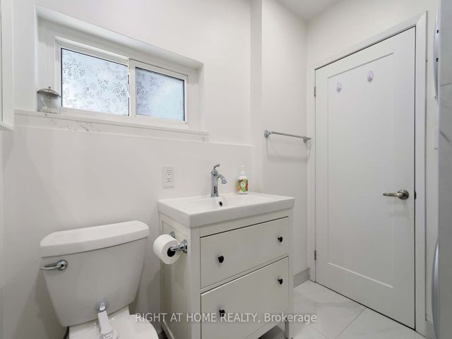 888 - 34 Tandridge Cres