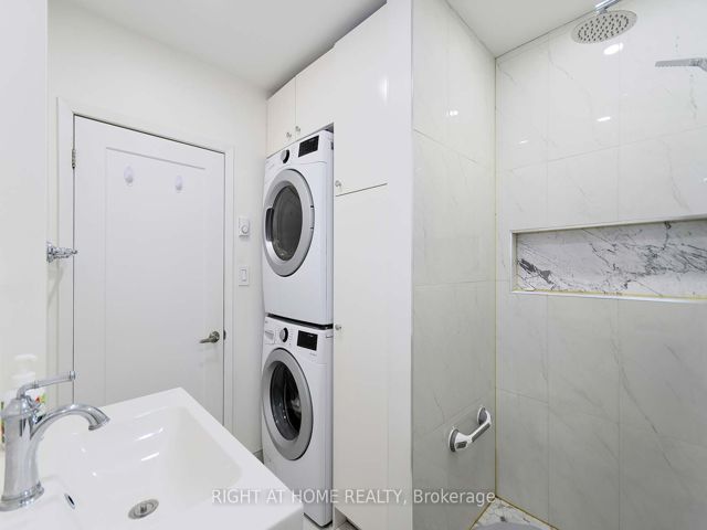 888 - 34 Tandridge Cres