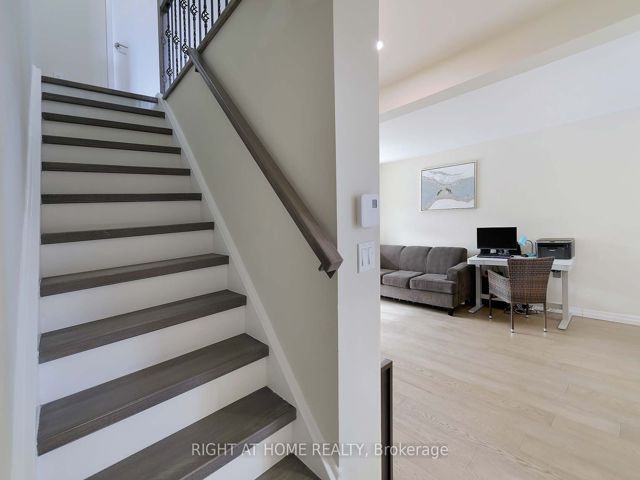 888 - 34 Tandridge Cres