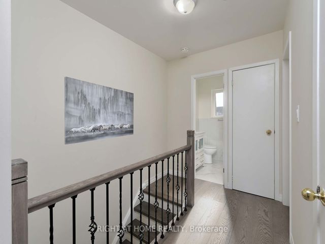 888 - 34 Tandridge Cres