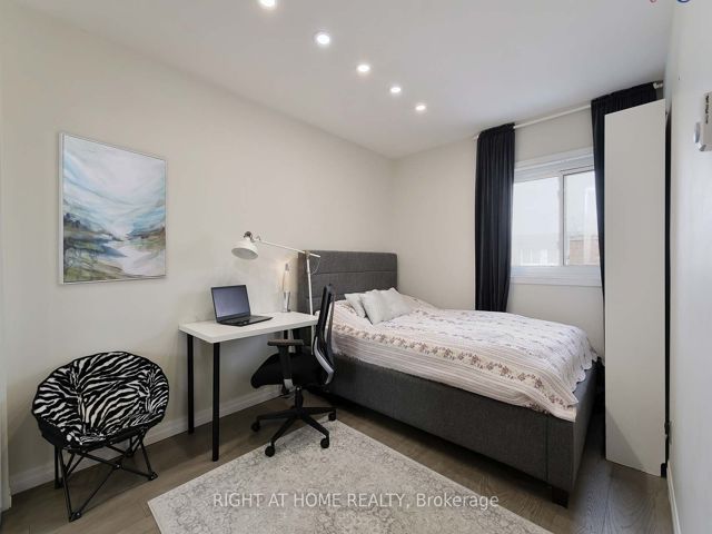 888 - 34 Tandridge Cres