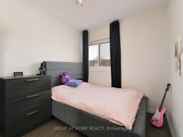 888 - 34 Tandridge Cres