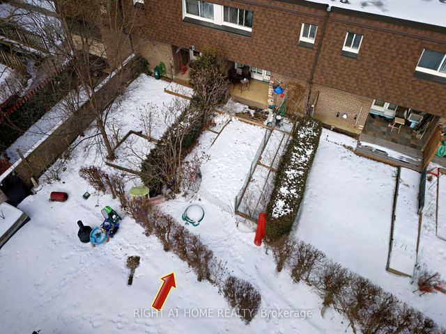 888 - 34 Tandridge Cres