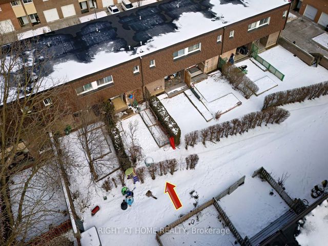 888 - 34 Tandridge Cres