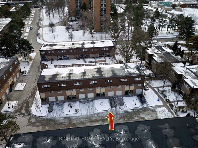 888 - 34 Tandridge Cres