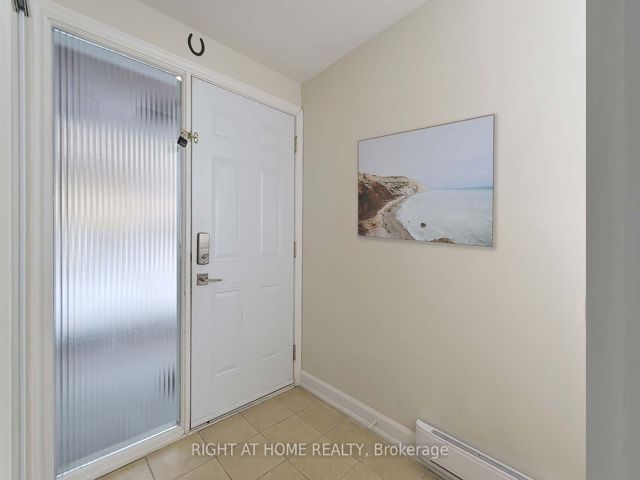 888 - 34 Tandridge Cres