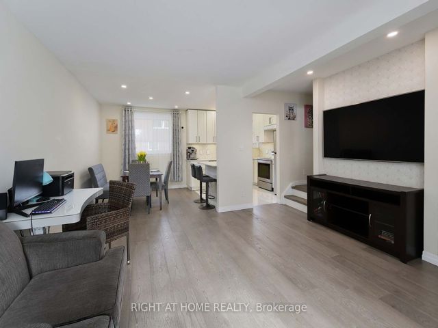 888 - 34 Tandridge Cres