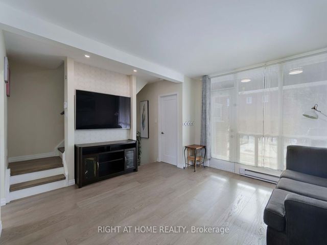 888 - 34 Tandridge Cres