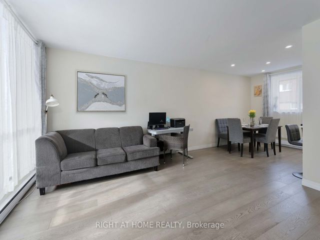 888 - 34 Tandridge Cres