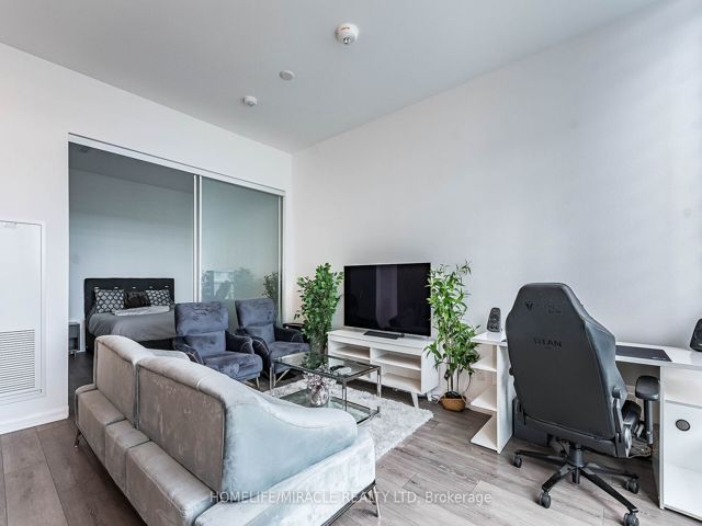 815 - 4208 Dundas St W