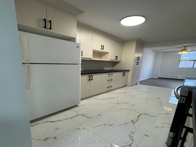 1510 - 2645 Kipling Ave