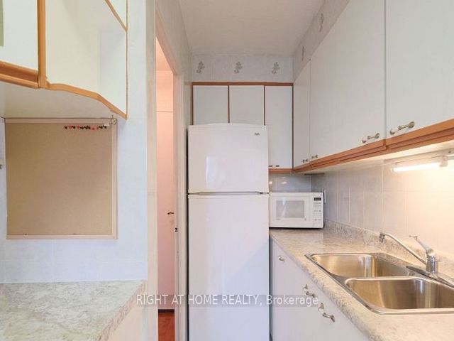 405 - 541 Blackthorn Ave