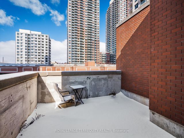 328 - 1410 Dupont St S