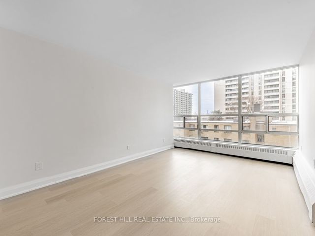 402 - 141 Lyon Crt