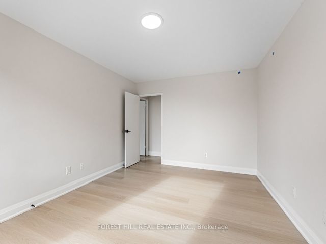 402 - 141 Lyon Crt