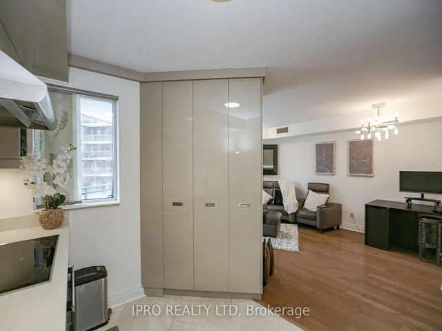 217 - 2119 Lake Shore Blvd W