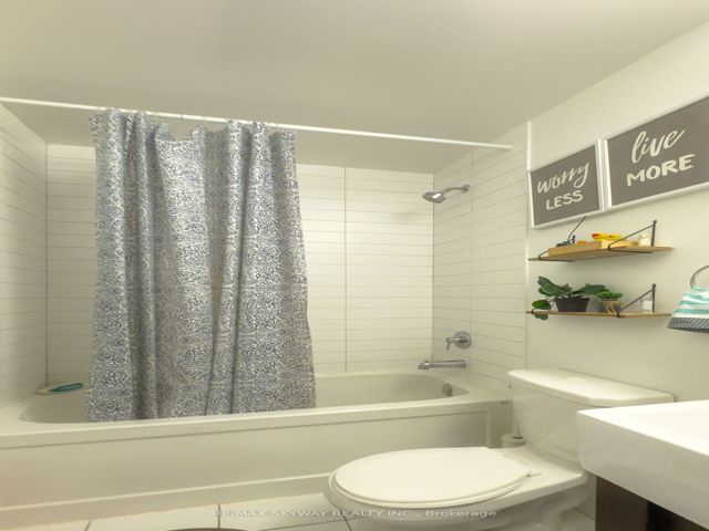 912 - 840 Queens Plate Dr