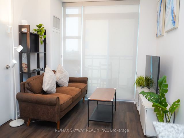 912 - 840 Queens Plate Dr