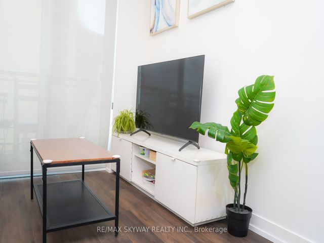 912 - 840 Queens Plate Dr