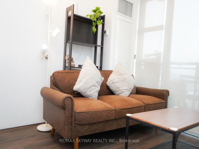 912 - 840 Queens Plate Dr