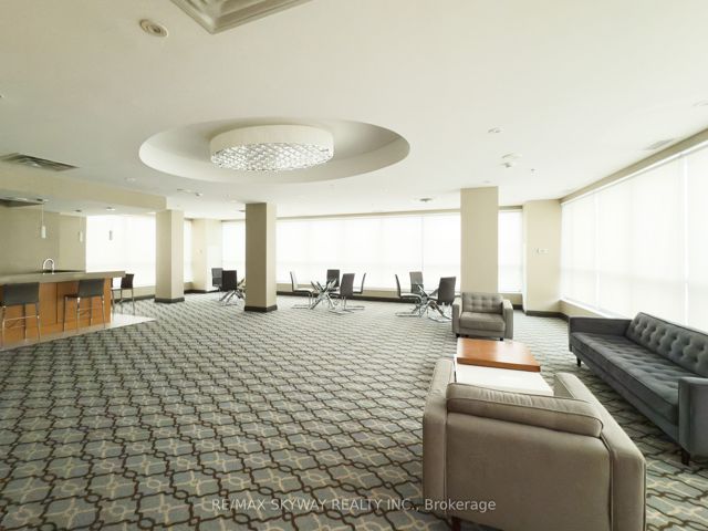 912 - 840 Queens Plate Dr