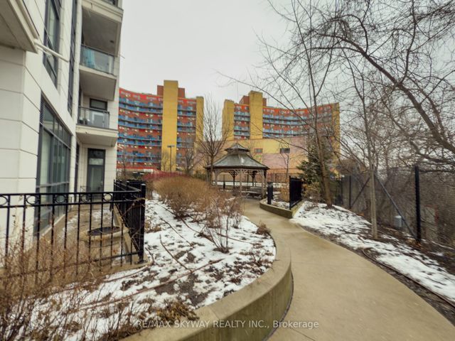 912 - 840 Queens Plate Dr