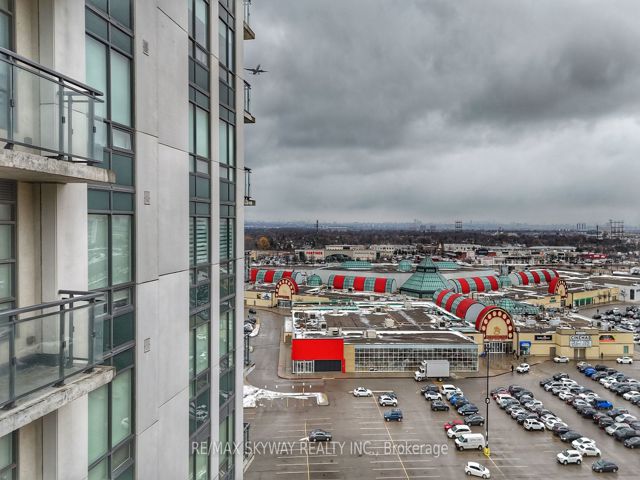 912 - 840 Queens Plate Dr