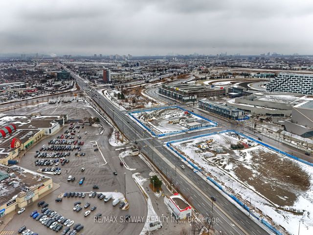 912 - 840 Queens Plate Dr