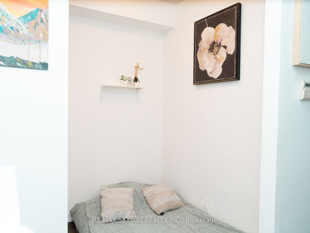 912 - 840 Queens Plate Dr