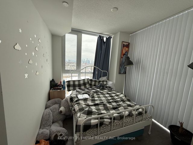 906 - 17 Zorra St