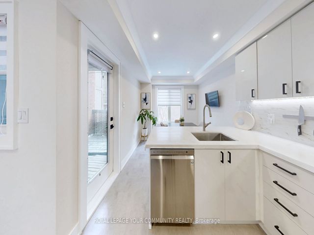 4 - 19 West Deane Park Dr
