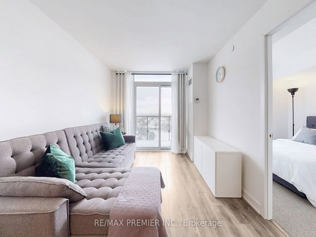 1217 - 160 Flemington Rd
