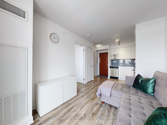 1217 - 160 Flemington Rd