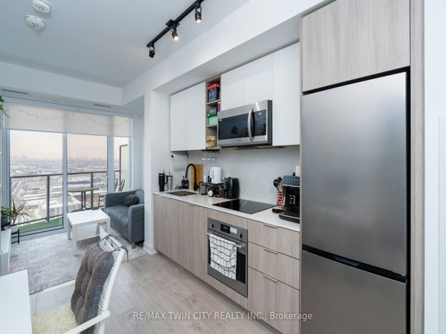 3001 - 36 Zorra St