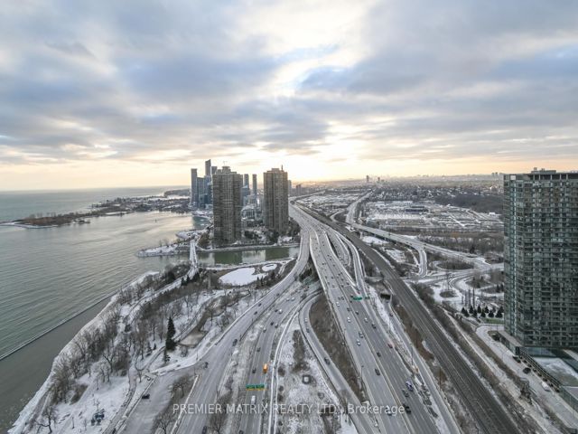 PH 7 - 1928 Lake Shore Blvd W