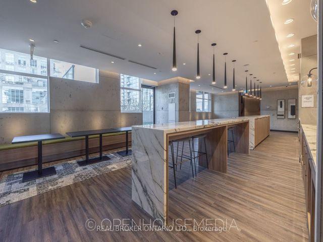 1111 - 251 Manitoba St