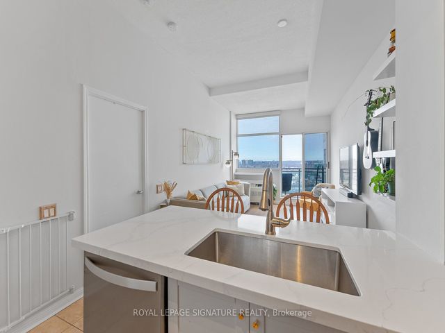 1121 - 1600 Keele St