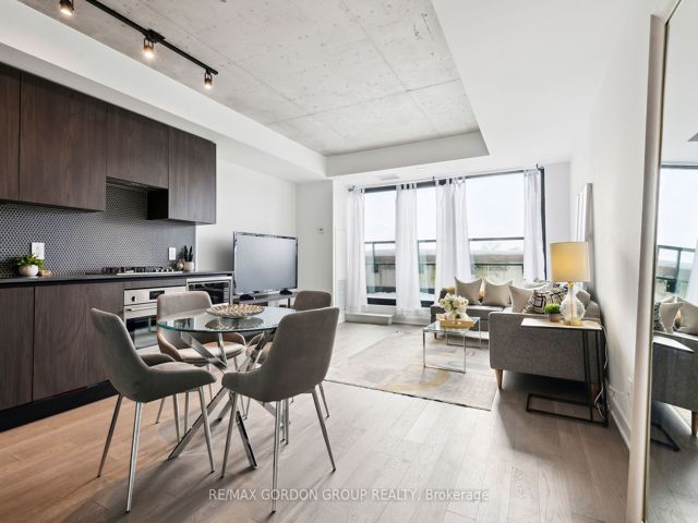 423 - 2720 Dundas St W