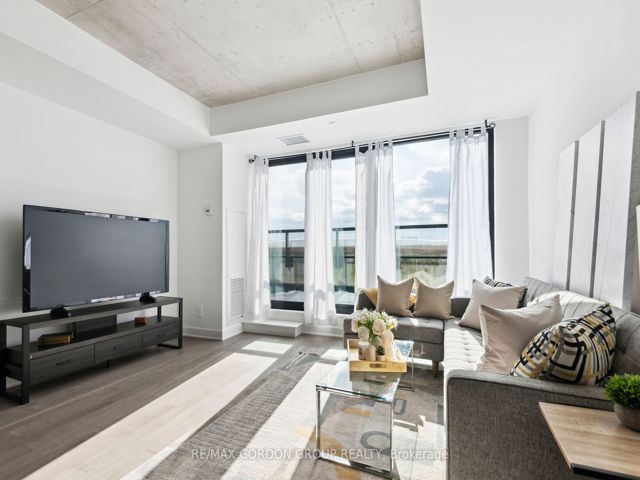 423 - 2720 Dundas St W