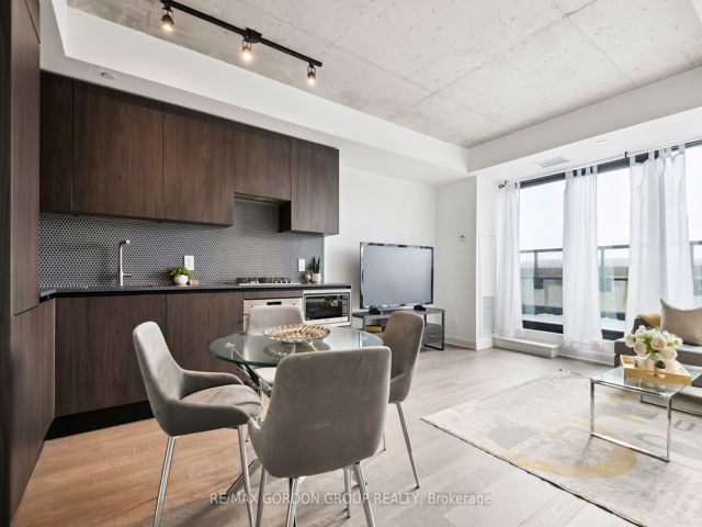 423 - 2720 Dundas St W