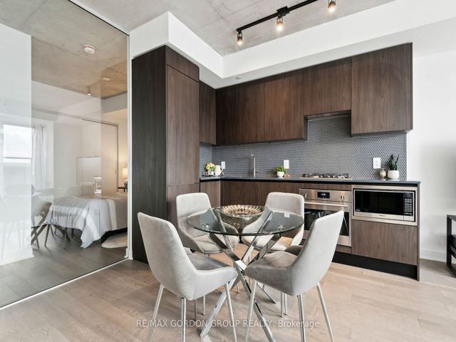 423 - 2720 Dundas St W