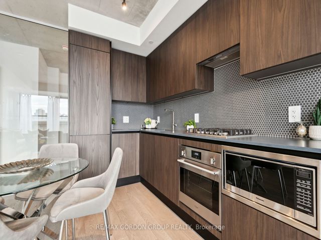 423 - 2720 Dundas St W