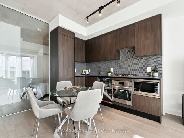 423 - 2720 Dundas St W