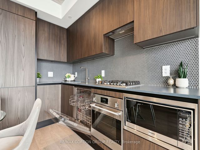 423 - 2720 Dundas St W