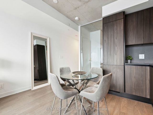 423 - 2720 Dundas St W