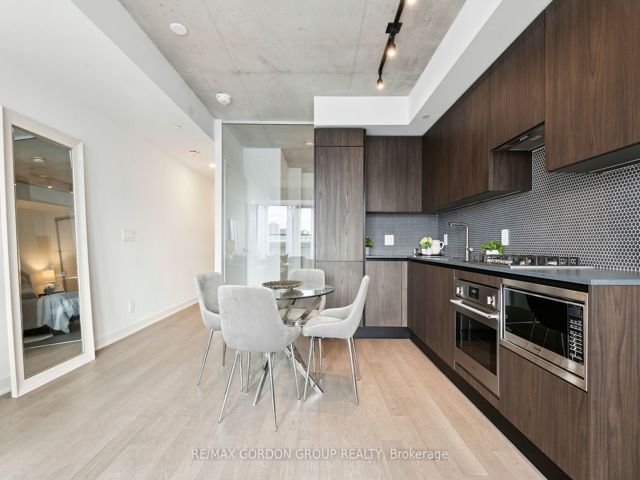 423 - 2720 Dundas St W