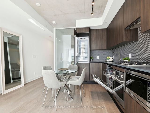 423 - 2720 Dundas St W