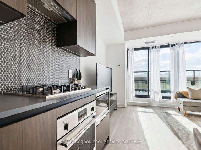 423 - 2720 Dundas St W